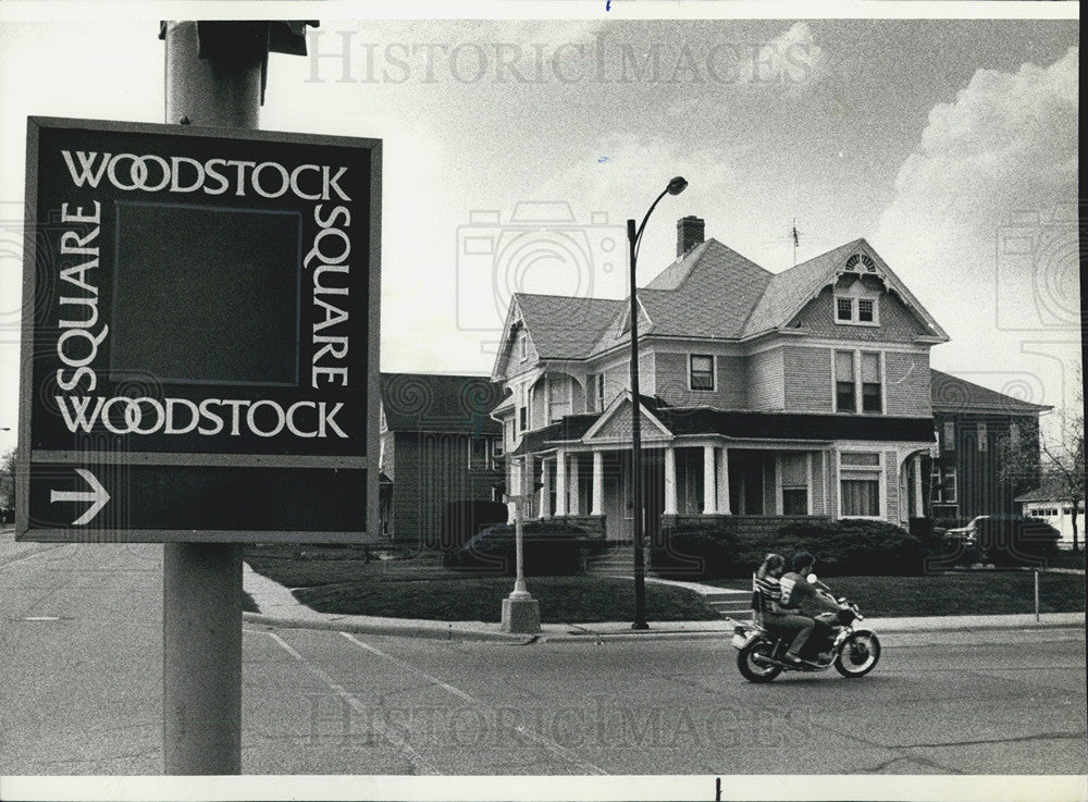 1977 Press Photo Sign of Woodstock Square with old house in background - Historic Images