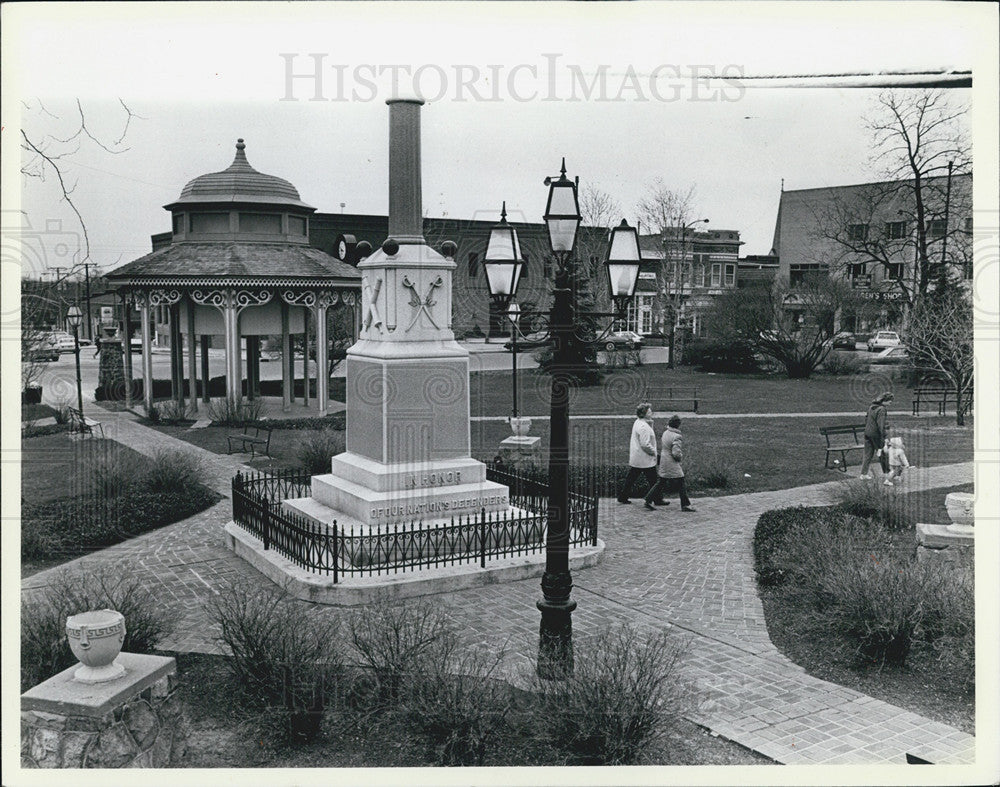 1985 Press Photo Two Acre Town Square at Woodstock Illinois - Historic Images