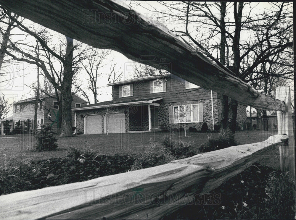 1977 Press Photo New Ranch Style Home In Woodstock, Illinois With Two Car Garage - Historic Images