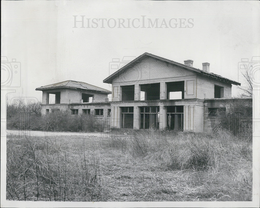 1953 Press Photo abandoned club house Palos Park teen-agers drinking parties - Historic Images