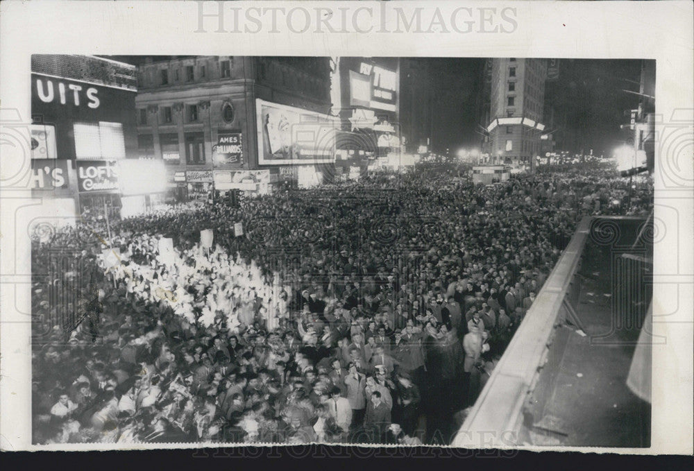 1956 Press Photo Ringing in 1957 in New York City Over 350,000 Attending - Historic Images