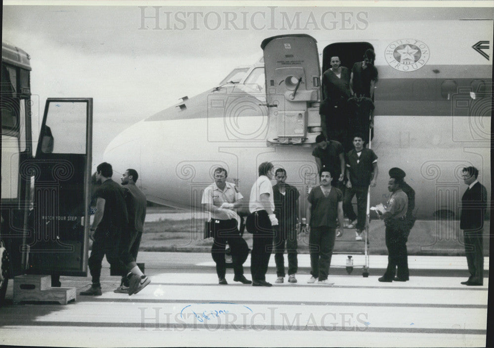 1945 Press Photo Prisoners arrive in Cape Vincent NY to begin jail sentences - Historic Images