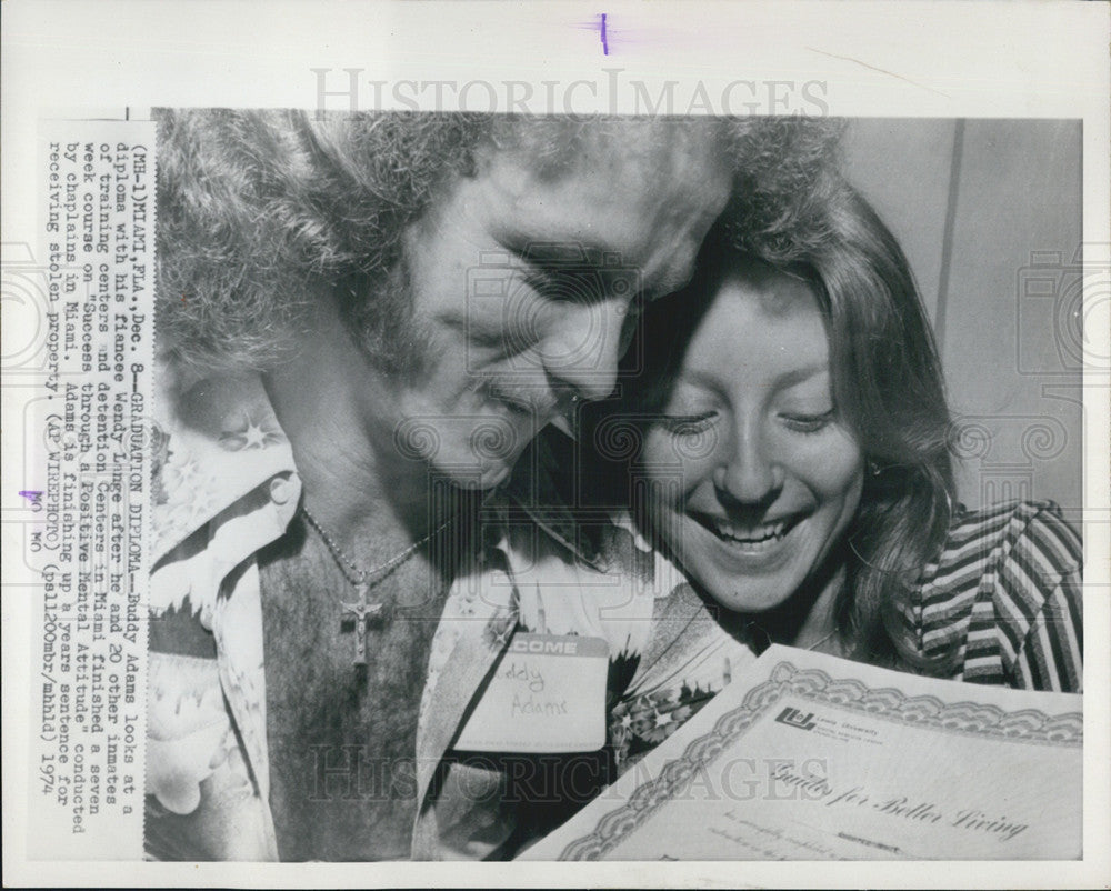 1974 Press Photo Bubby Adams w/ fiancÃƒÆ’Ã‚Â©e Wendy Lange looking at diploma - Historic Images