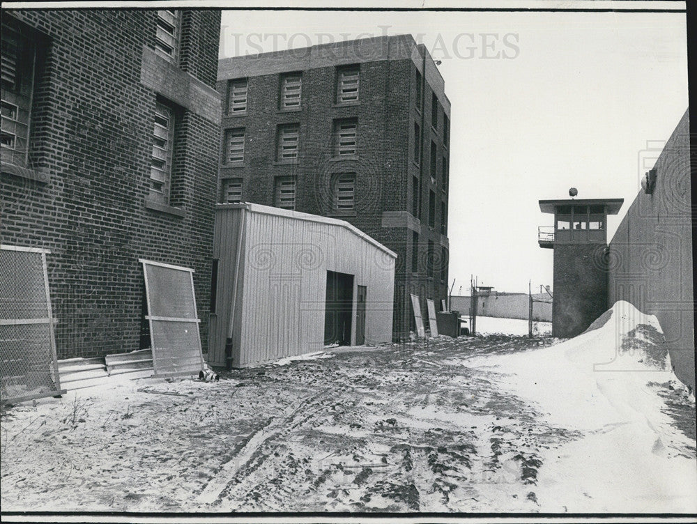 1970 Press Photo Cook County Jail Grounds Guard Tower School - Historic Images