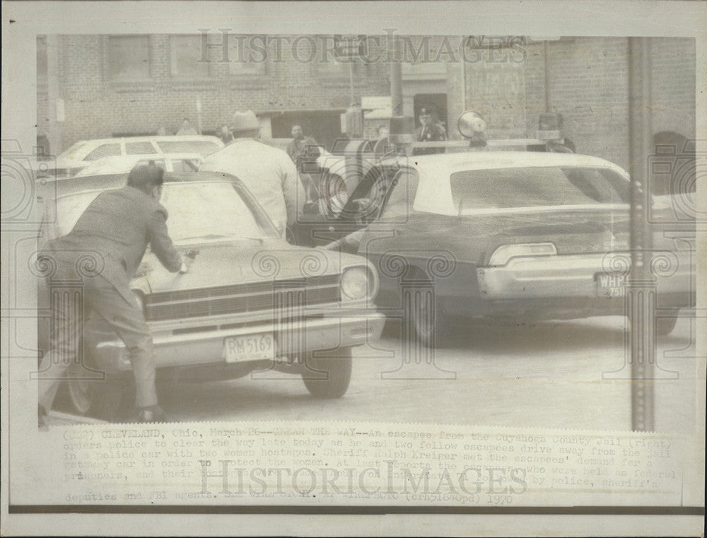 1970 Press Photo Escaped Convict Uses Police Car Escape Sheriff Ralph Eriger - Historic Images