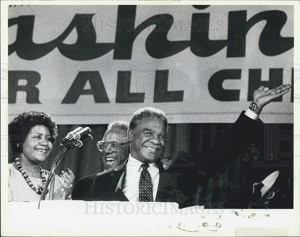 1983 Press Photo Chicago Mayor Harold Washington Fiancee Mary Smith Donnely Hall - Historic Images