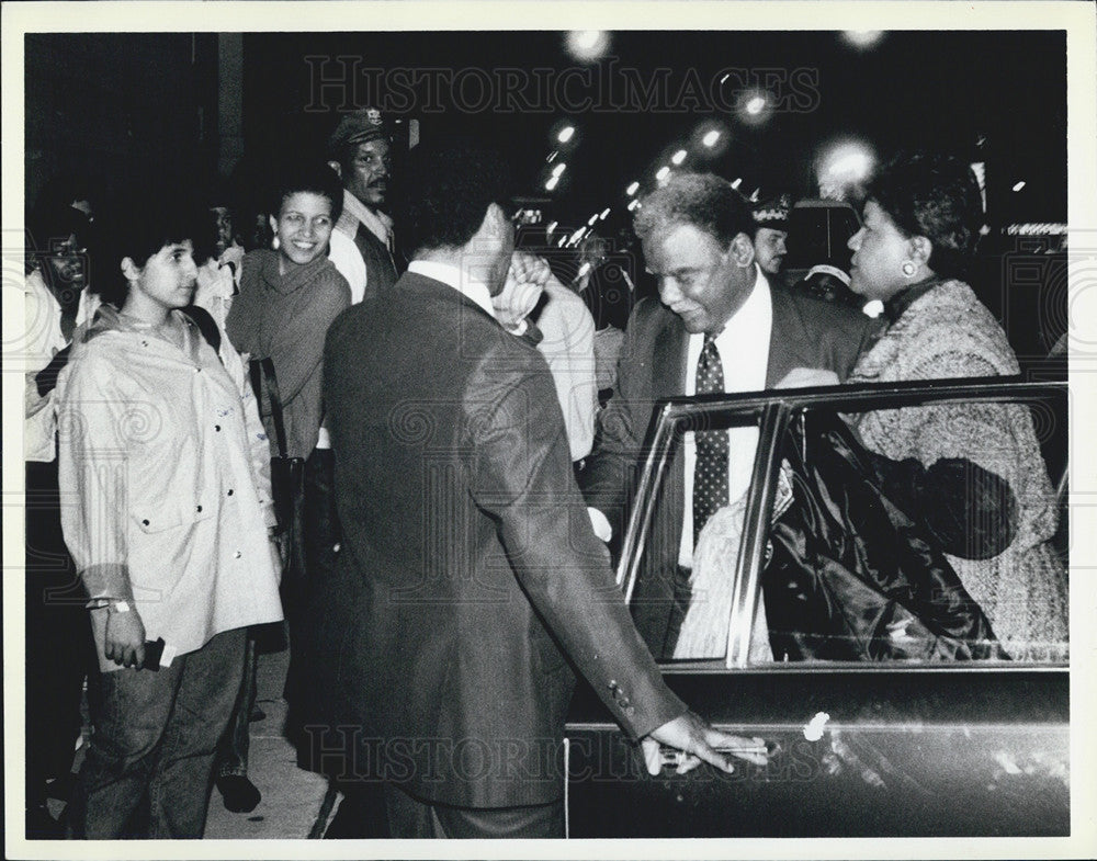 1984 Press Photo Chicago Mayor Harold Washington Fiancee Mary Smith Arrive - Historic Images