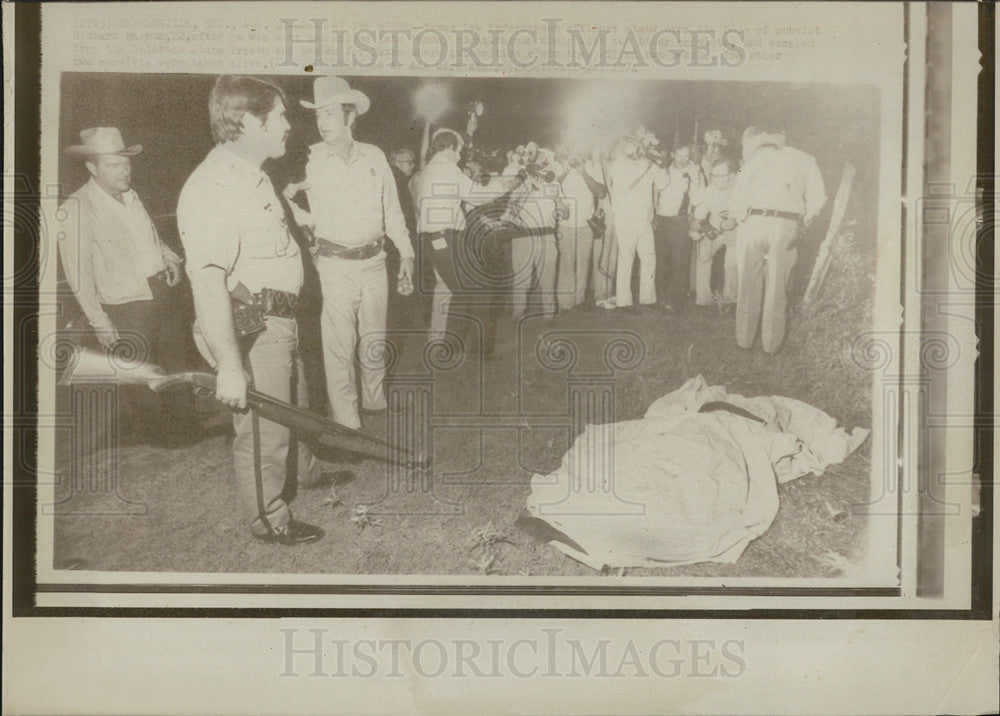 1971 Press Photo Police Over Body Escaped Convict - Historic Images