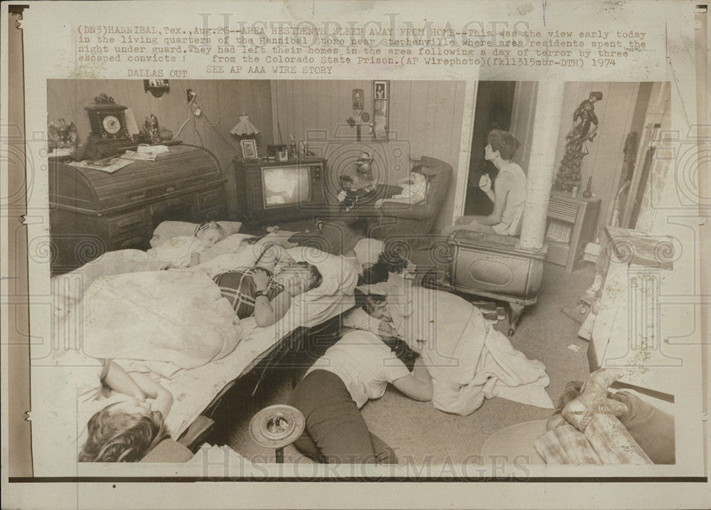 1974 Press Photo Residents under Guard - Historic Images