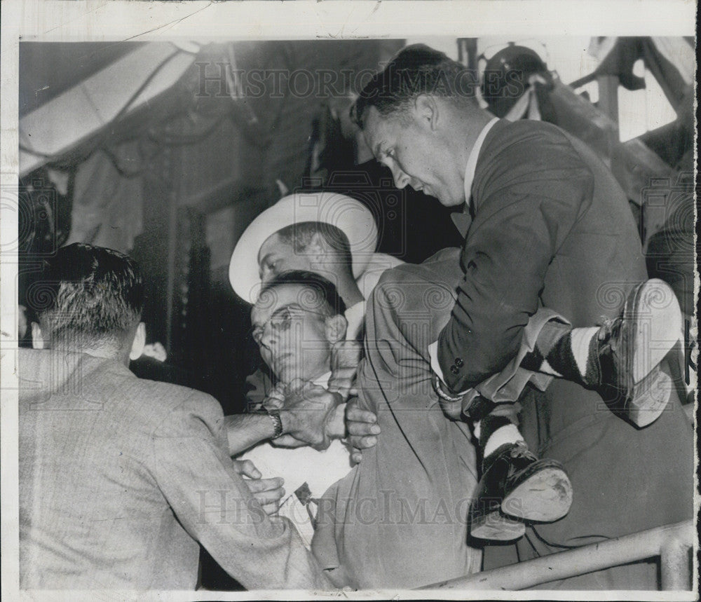 1952 Press Photo Man Carried Out Of Chgo Rep Convention For Shouting - Historic Images