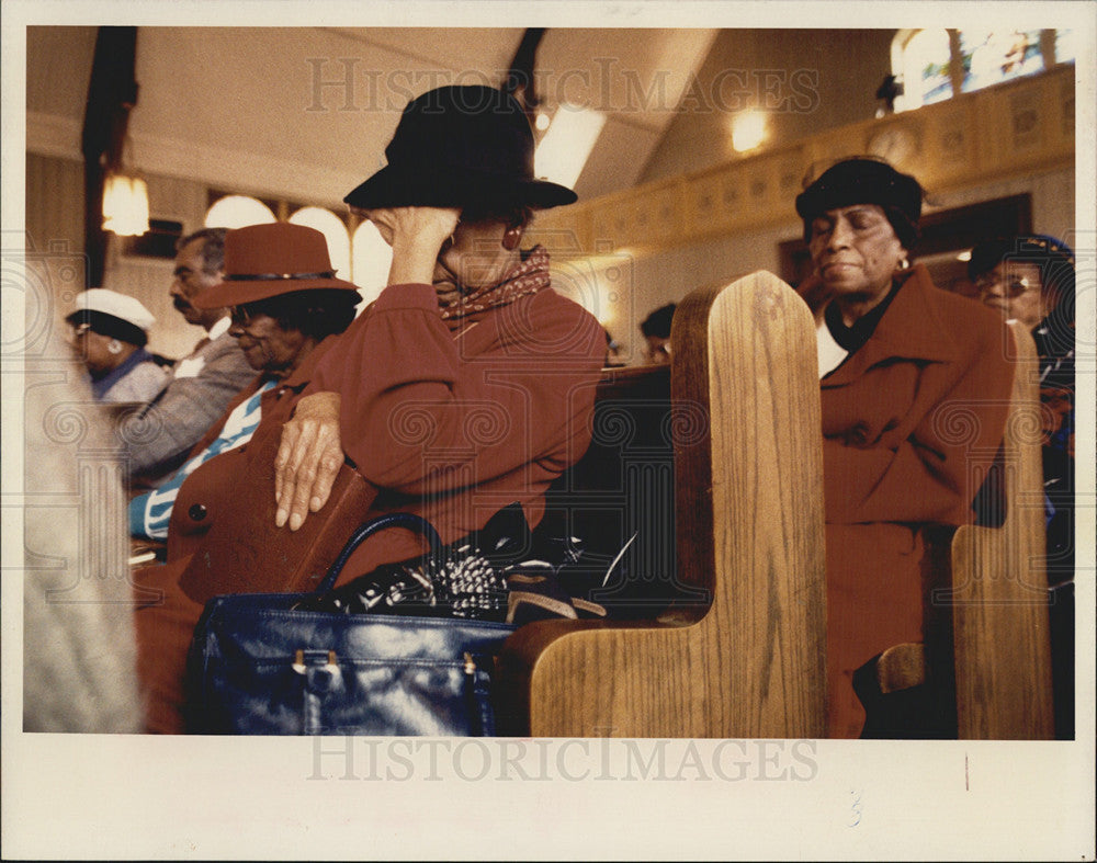 1988 Press Photo woman grieves Mayor Washington Sunday death funeral - Historic Images