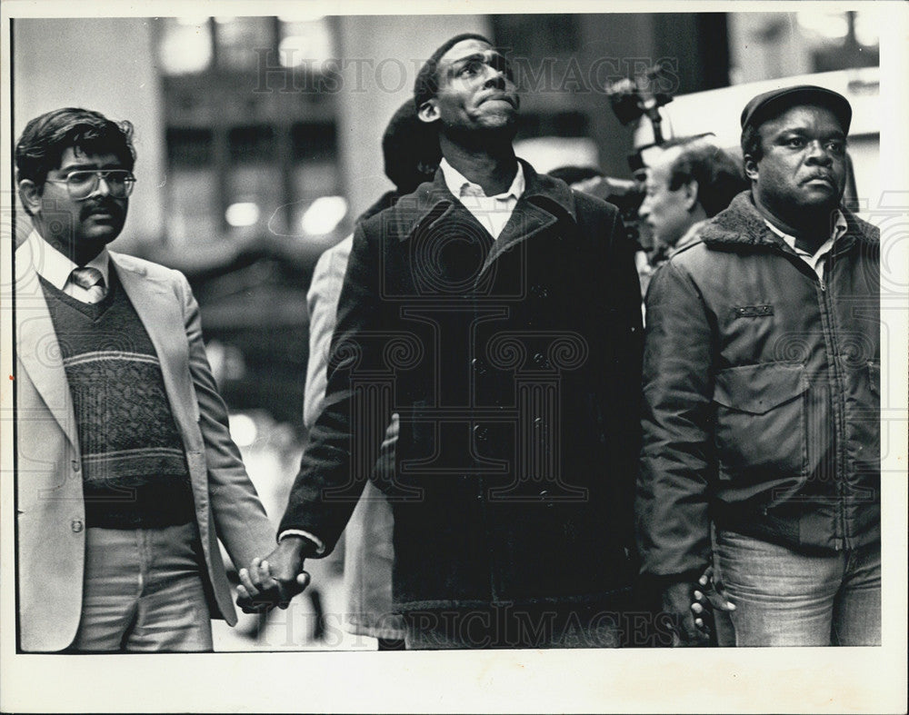 1987 Press Photo three men grasp hands prayer vigil Mayor Washington Daley - Historic Images