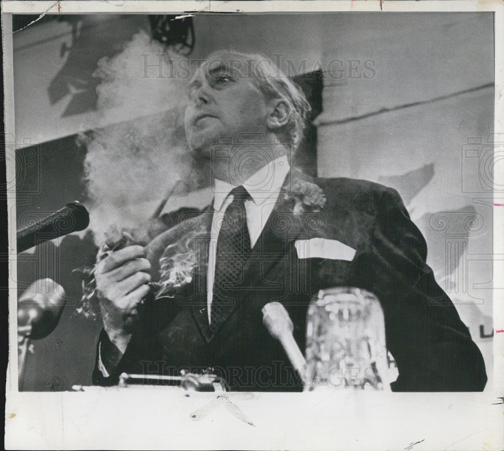 1961 Press Photo Brit Labour Party Leader Harold Wilson Smokes At London Press - Historic Images