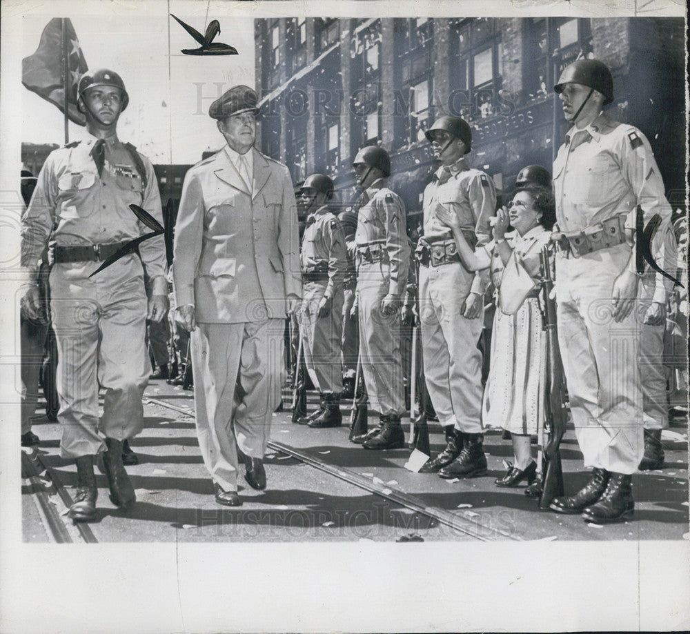 1951 Press Photo Honor Guard, Douglas MacArthur, Maj Daniel Duncan - Historic Images