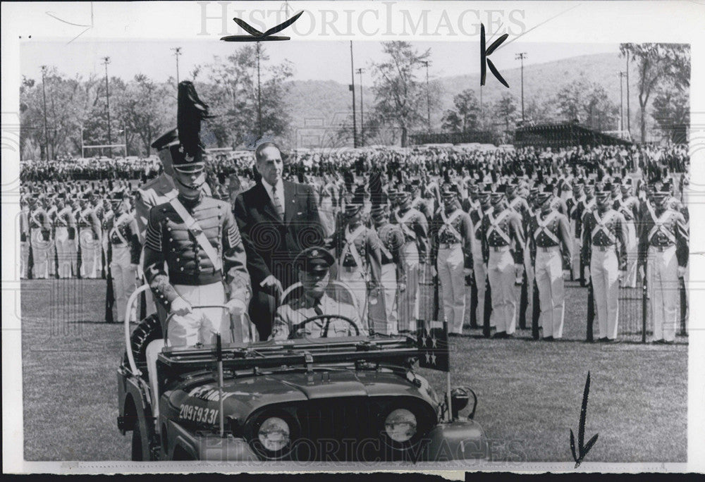 1962 Press Photo Gen Douglas MacArthur As Civilian In Jeep Reviews Cadets - Historic Images