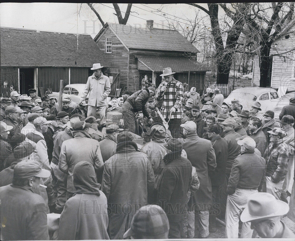 1956 Press Photo Gordon Shade And Brother Auctioning Off Goods To Crowd IL - Historic Images