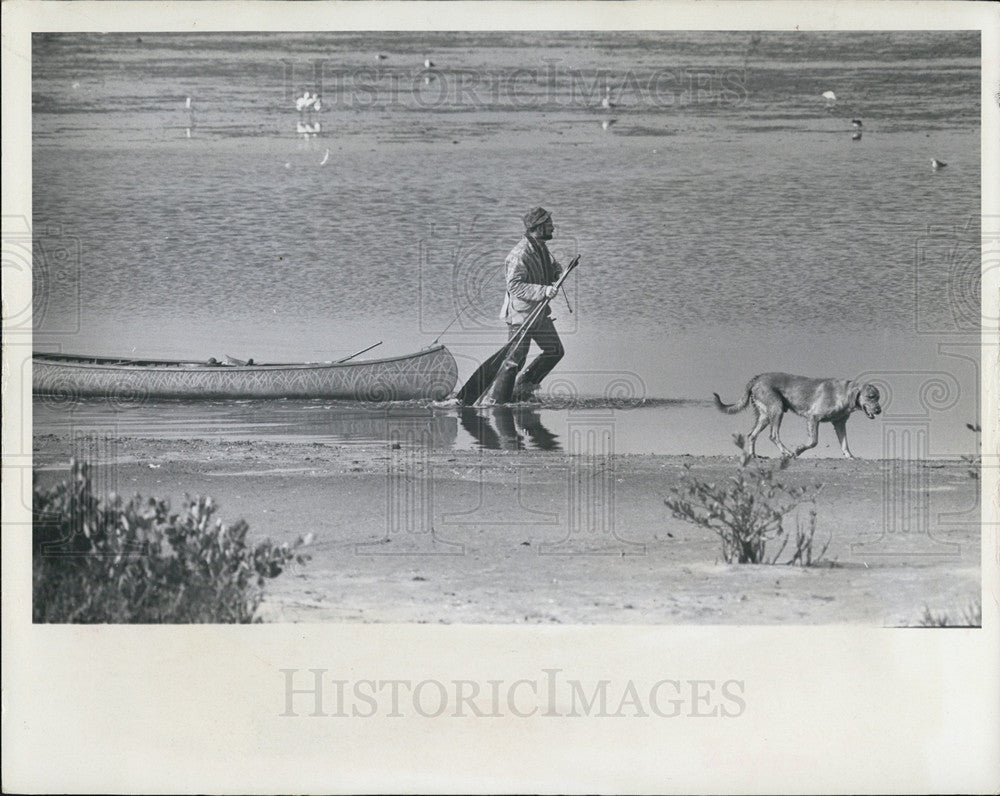 1969 Press Photo William Wyatt &amp; His Dog Hunt For Duck - Historic Images