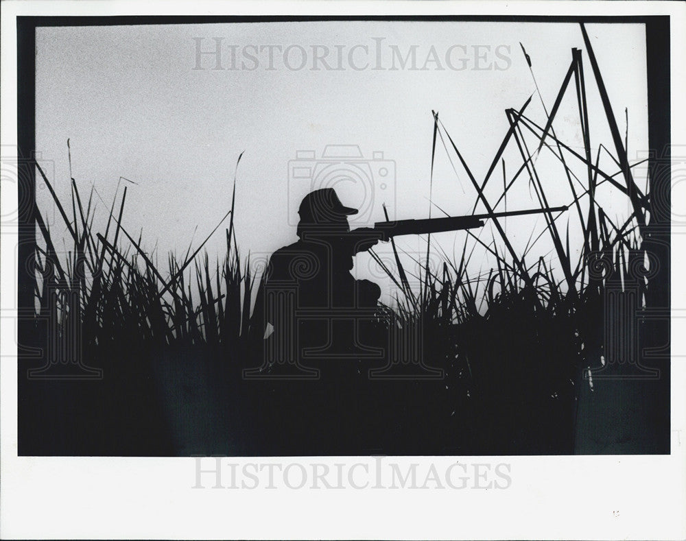 1991 Press Photo Elliot Glassner Hunts Along Lake Okeechobee - Historic Images