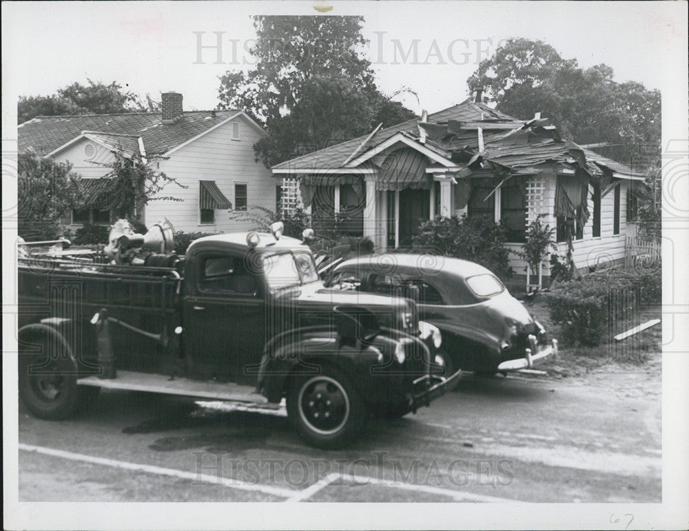 1952 Press Photo Part Harry Price Roof E.A. Lange Home Wind Storm - Historic Images