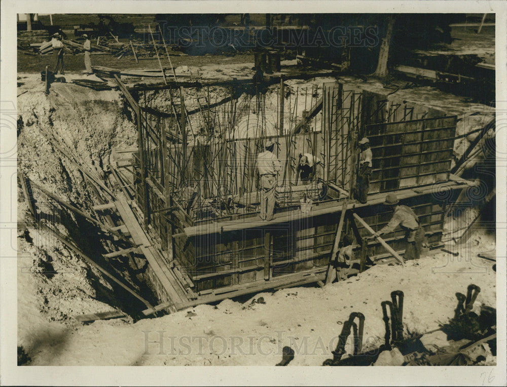 1950 Press Photo Workmen Erect Sewer Lift Station Bayfront Park Sarasota Florida - Historic Images