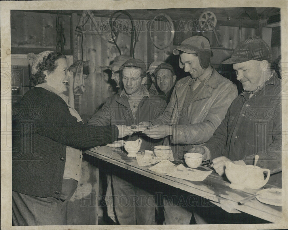 1950 Press Photo Betty Petton Serves Food (L-R) W. Wright H. Glasscock H. Goist - Historic Images