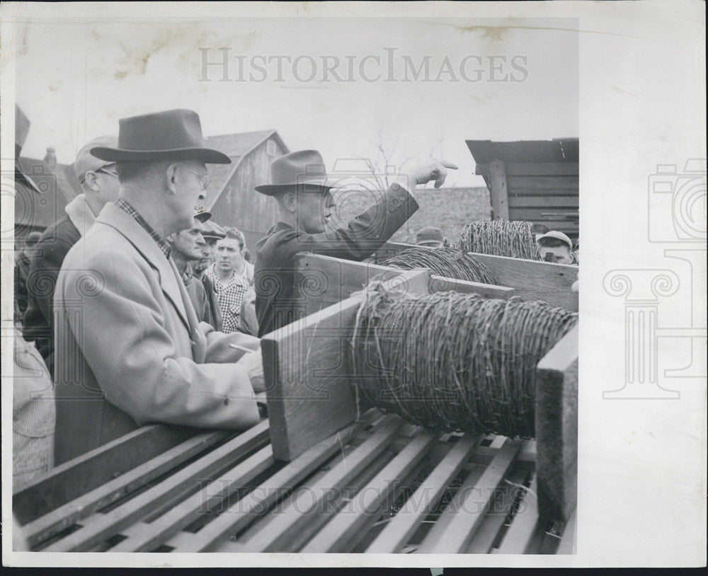 1954 Press Photo Auctioneer Emil Benhart Takes Bids Barbed Wire E.C. - Historic Images