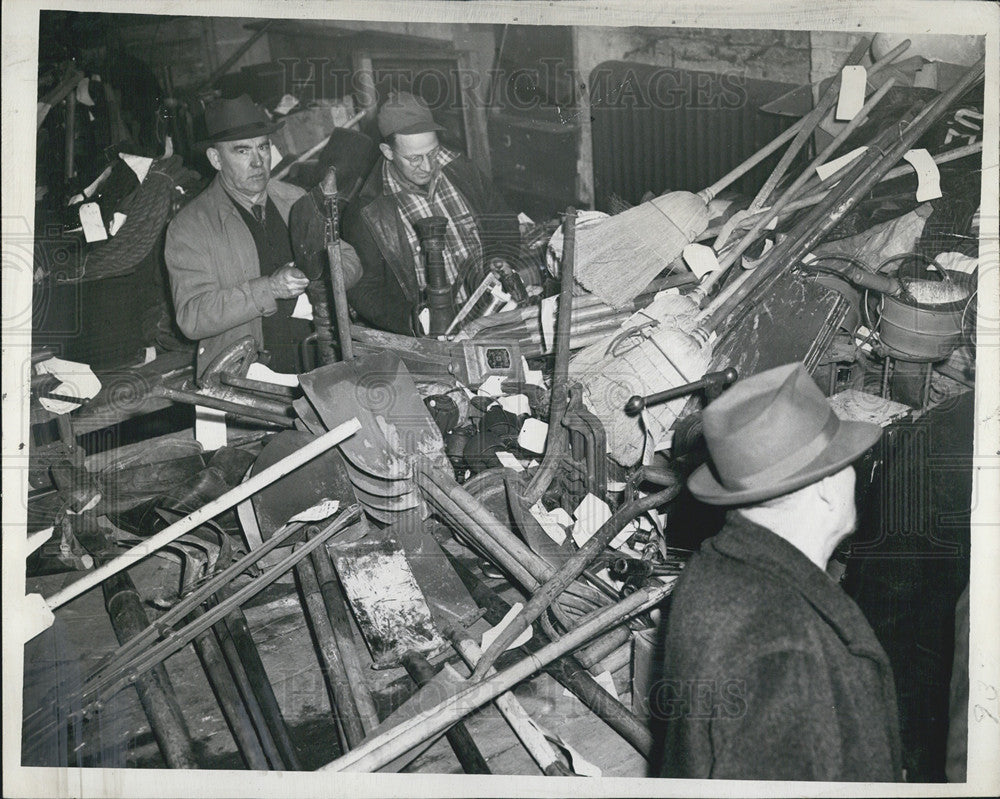 1945 Press Photo Farmers Look Over Auction Items Bloomingdale Illinois - Historic Images