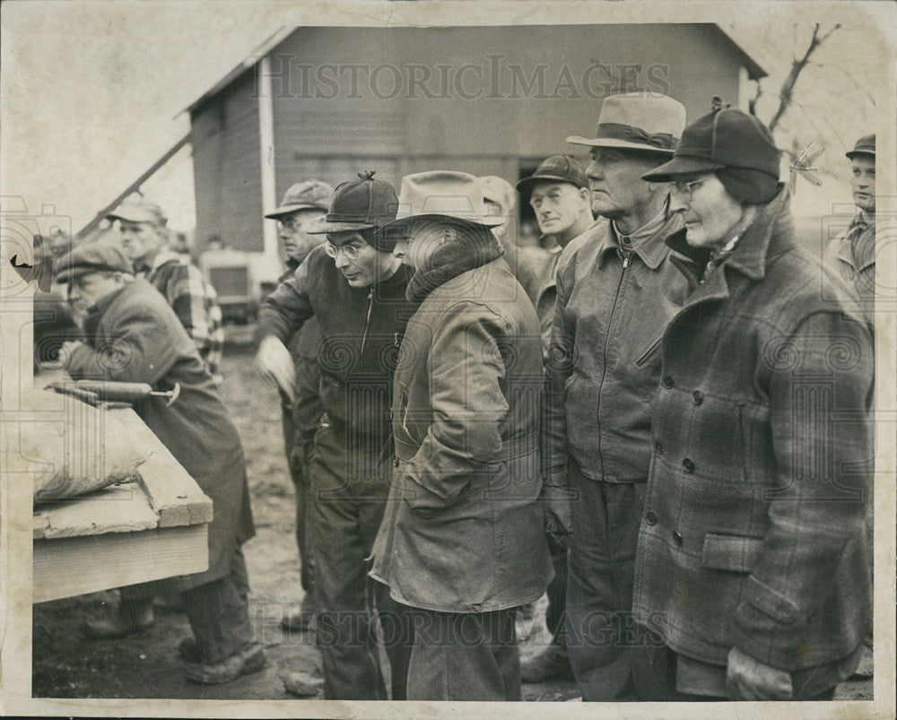 1950 Press Photo Farmers Gather Around Auctioneer Minooka Illinois - Historic Images