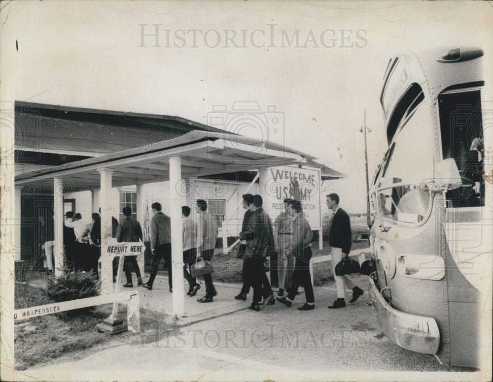 1968 Press Photo Men Arrive Army Reception Center Draft - Historic Images