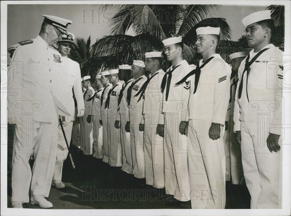 Press Photo Adm RTS Keith Cmdr Of Subic Bay Naval Station In Philippines And Crw - Historic Images