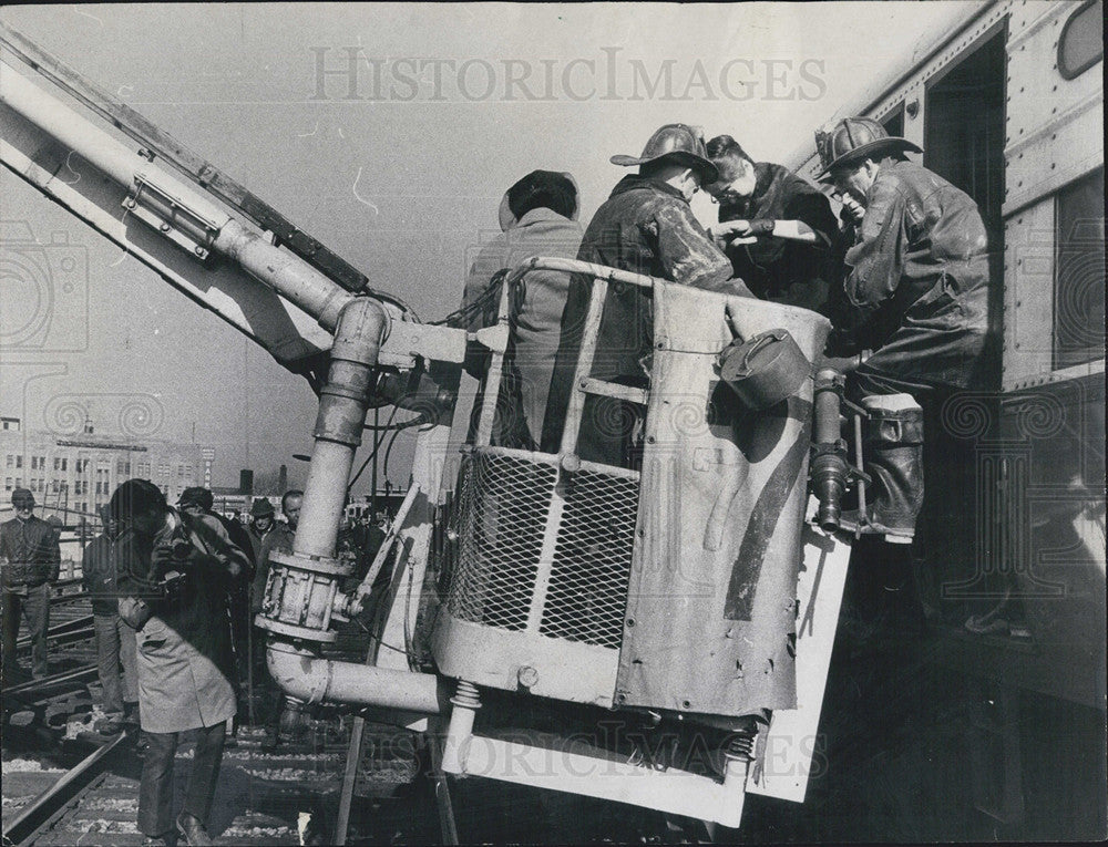 1970 Press Photo L Train Swiped By Another Near Howard Station-People Rescued - Historic Images