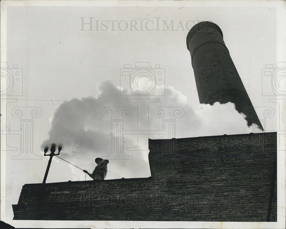 1952 Press Photo Frank Powers Blows Factory Whistle Of IL Malleable Iron Co-Air - Historic Images