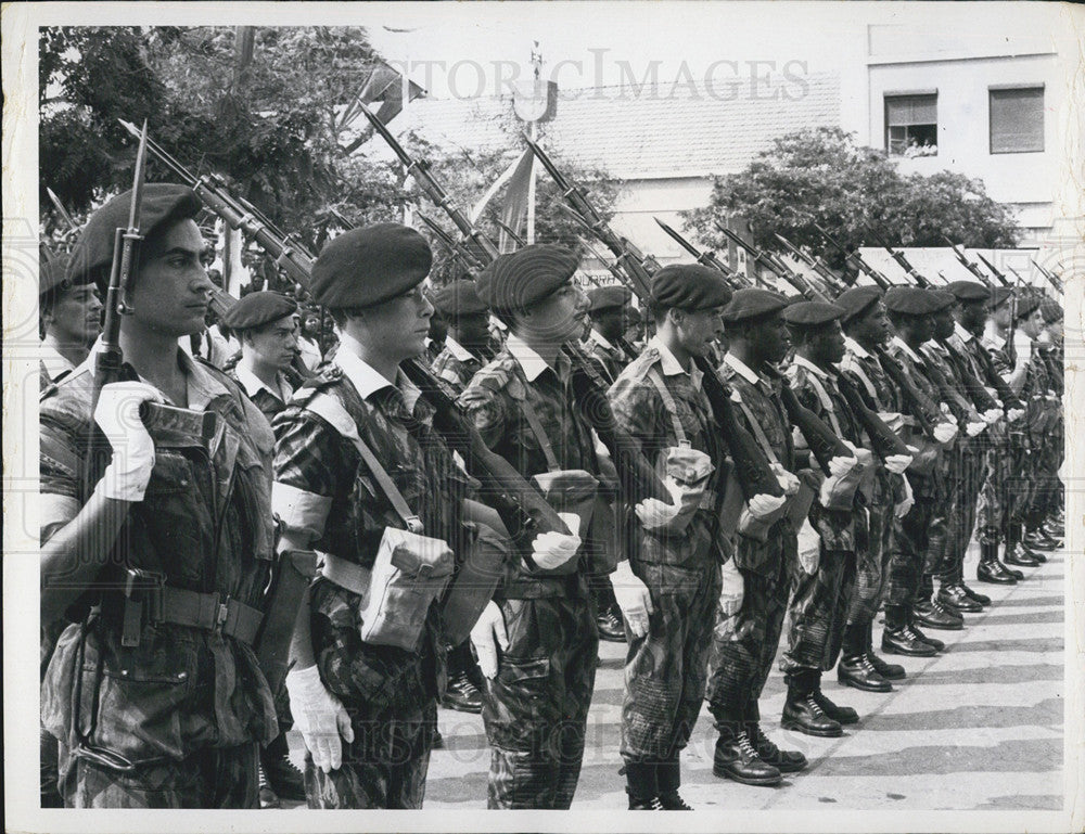 1966 Press Photo Portugese Fighters In Line Fight Against African Freedom Fightr - Historic Images