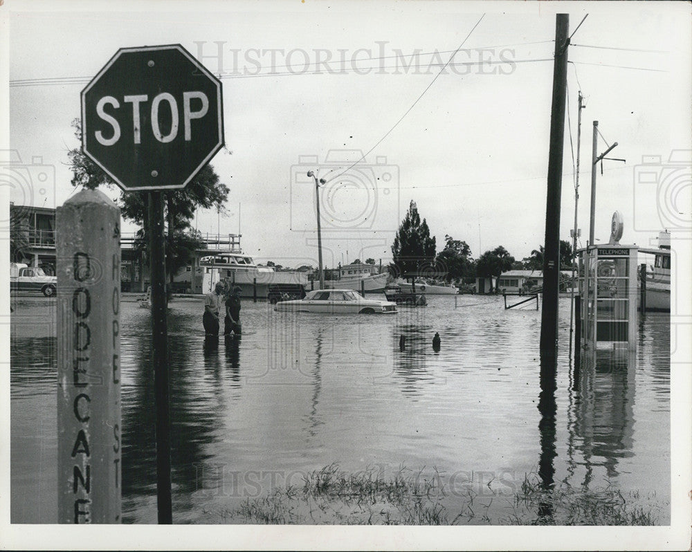 1972 Press Photo Car Tires Covered In Water In Georgia Fishing Docks-Tarpa - Historic Images