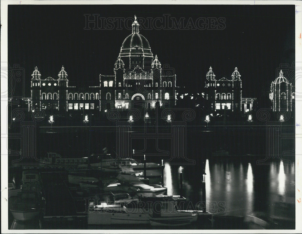 1975 Press Photo Parliament Buildings In Victoria, British Columbia At Night - Historic Images