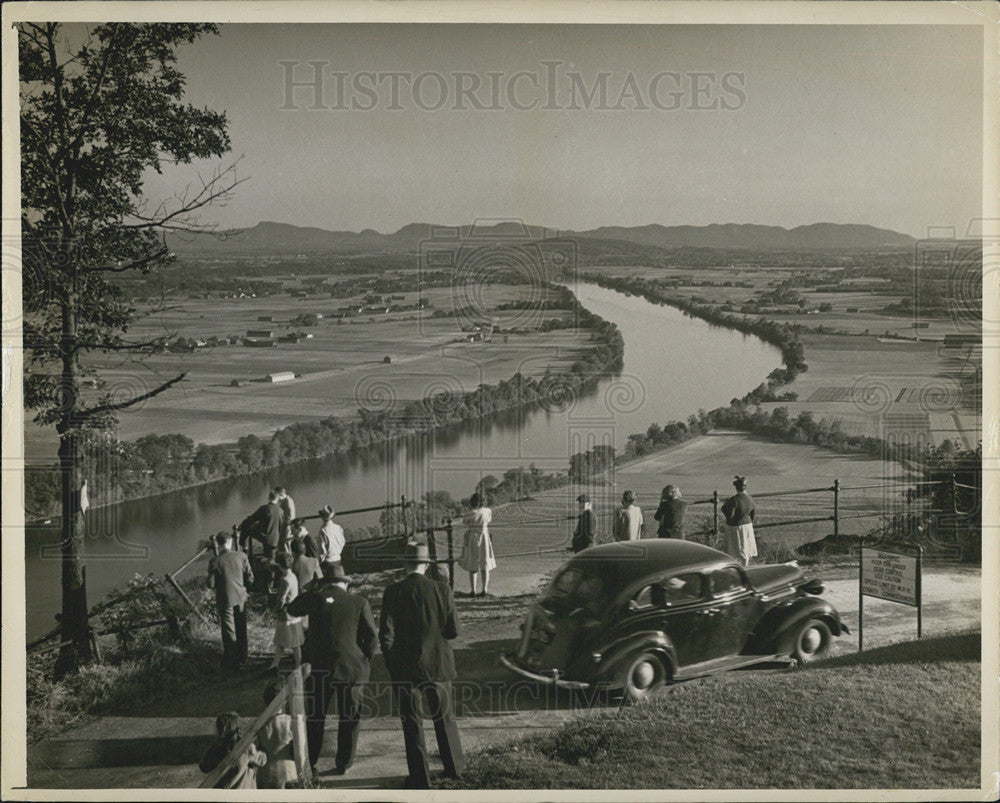 Press Photo Massachusetts Visitors Looking Over River And Farmland Scene - Historic Images
