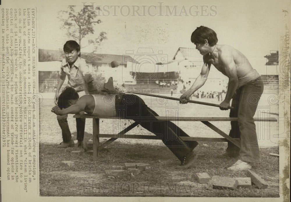 1971 Press Photo Laotian Karate Expert Breaking Bricks On Man&#39;s Back Anti-Drug - Historic Images