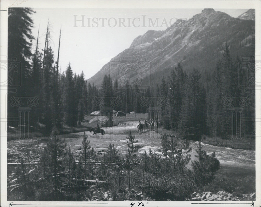 1963 Press Photo Colorado Mountains Green River Horses Crossing - Historic Images