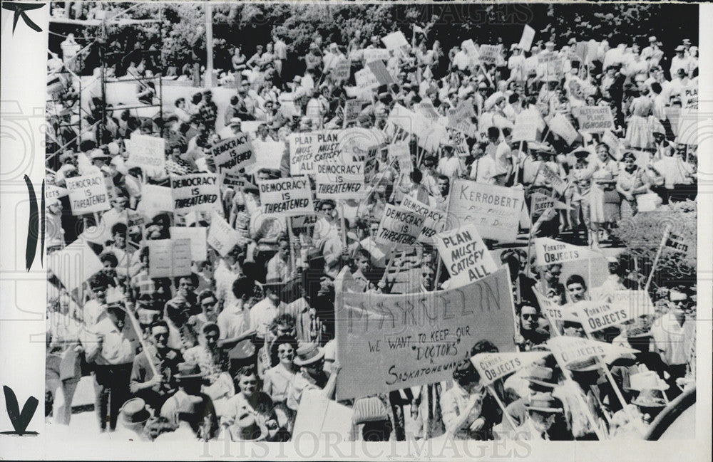 1962 Press Photo Saskatchewan Canadians Protesting Medicare Crisis - Historic Images