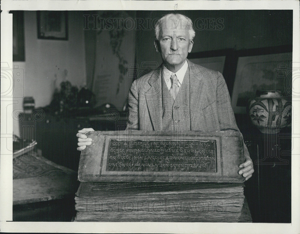 1929 Press Photo Ancient Prayer Book Doctor Walter Hough Smithsonian Museum - Historic Images