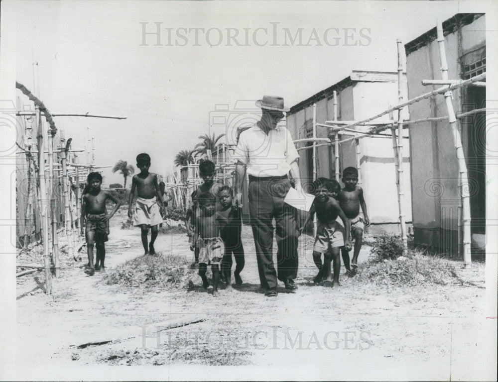 1966 Press Photo Refugees From Pakistan With Church Representative in India - Historic Images