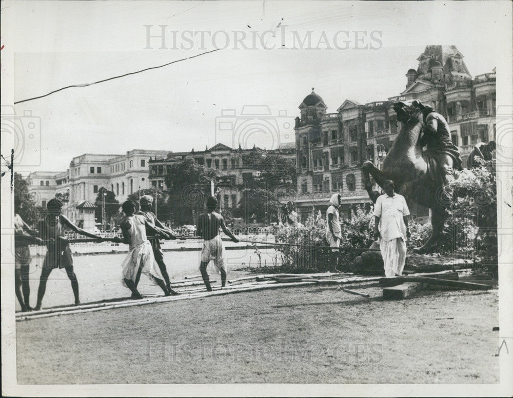 1957 Press Photo Calcutta, India Statue of General James Outram Removed - Historic Images