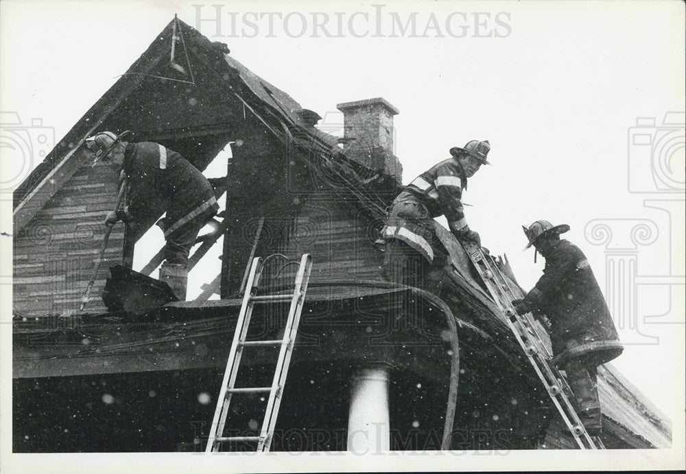 1983 Press Photo Chicago Firefighters on Roof of House in Which 3 Children Died - Historic Images