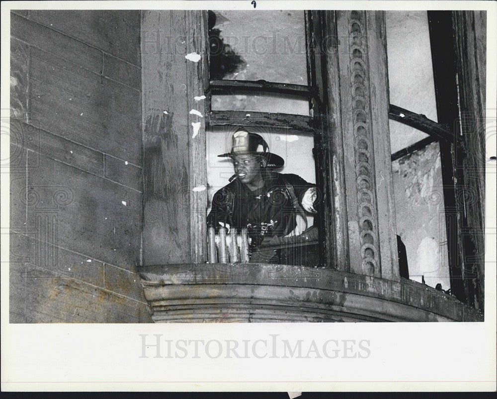 1983 Press Photo Firefighter at Window of Burning Building at 77East 37th Place - Historic Images