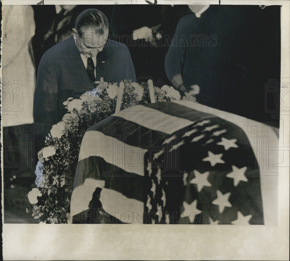 1964 Press Photo President Johnson Bowing Head Douglas MacArthur Funeral Wreath - Historic Images