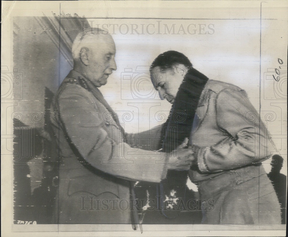 1944 Press Photo Douglas McArthur Receives Order Of The bath Australia Gowrie - Historic Images