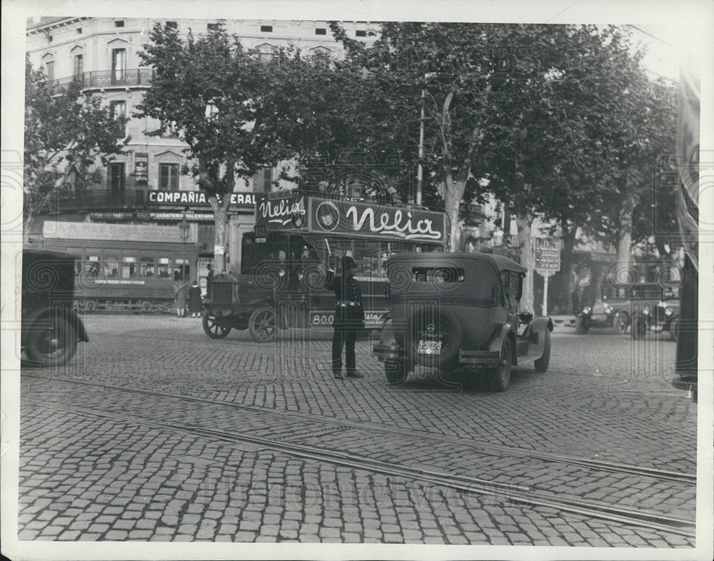 Press Photo Policeman Directs Busy Traffic - Historic Images