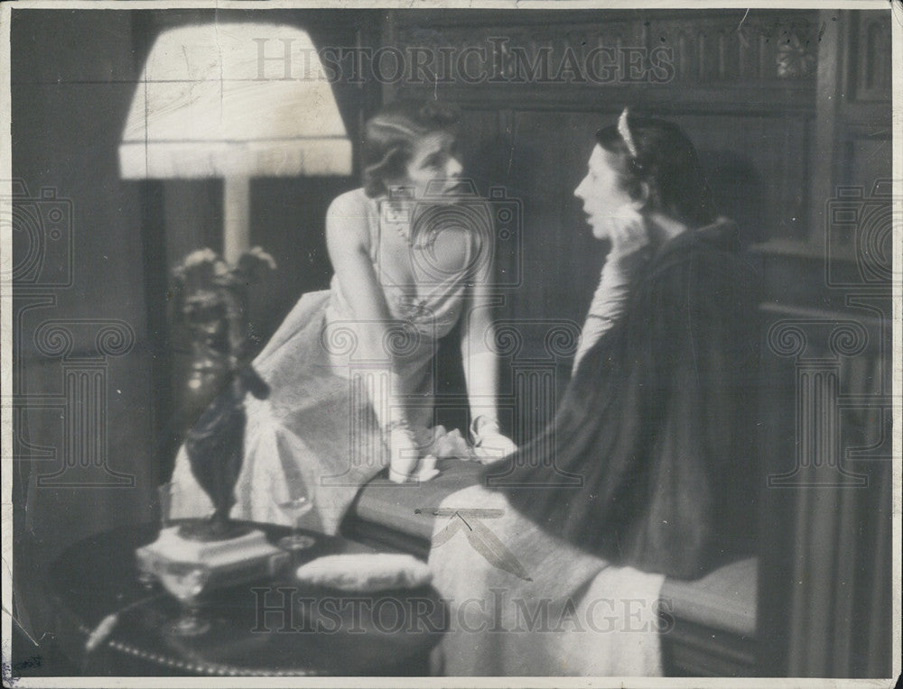 1939 Press Photo Women Conversing In Reception Room Soviet Embassy - Historic Images
