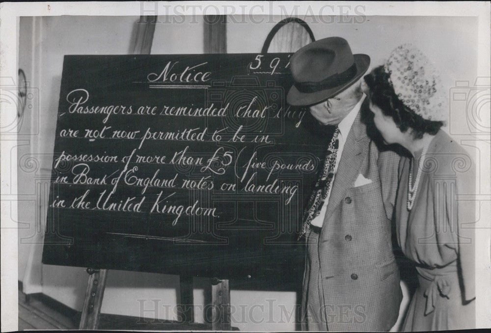 1947 Press Photo British Liner Media Money Possession Limit Sign New York - Historic Images