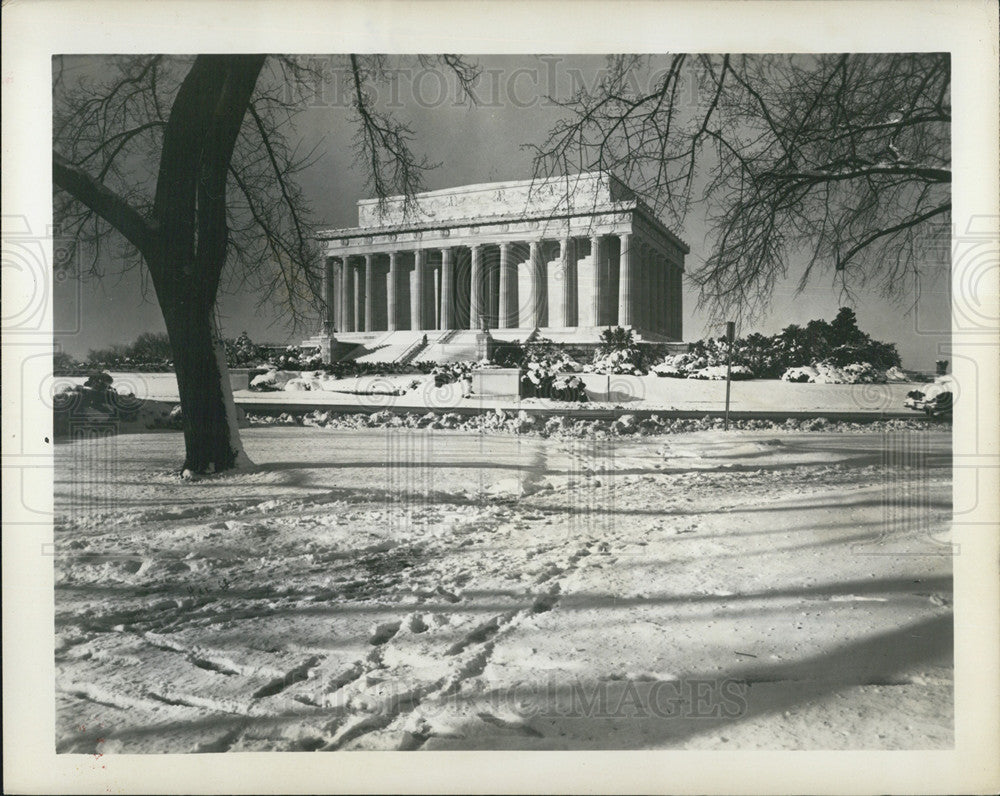 1965 Press Photo Lincoln Memorial Exterior Snow-Covered Grounds - Historic Images